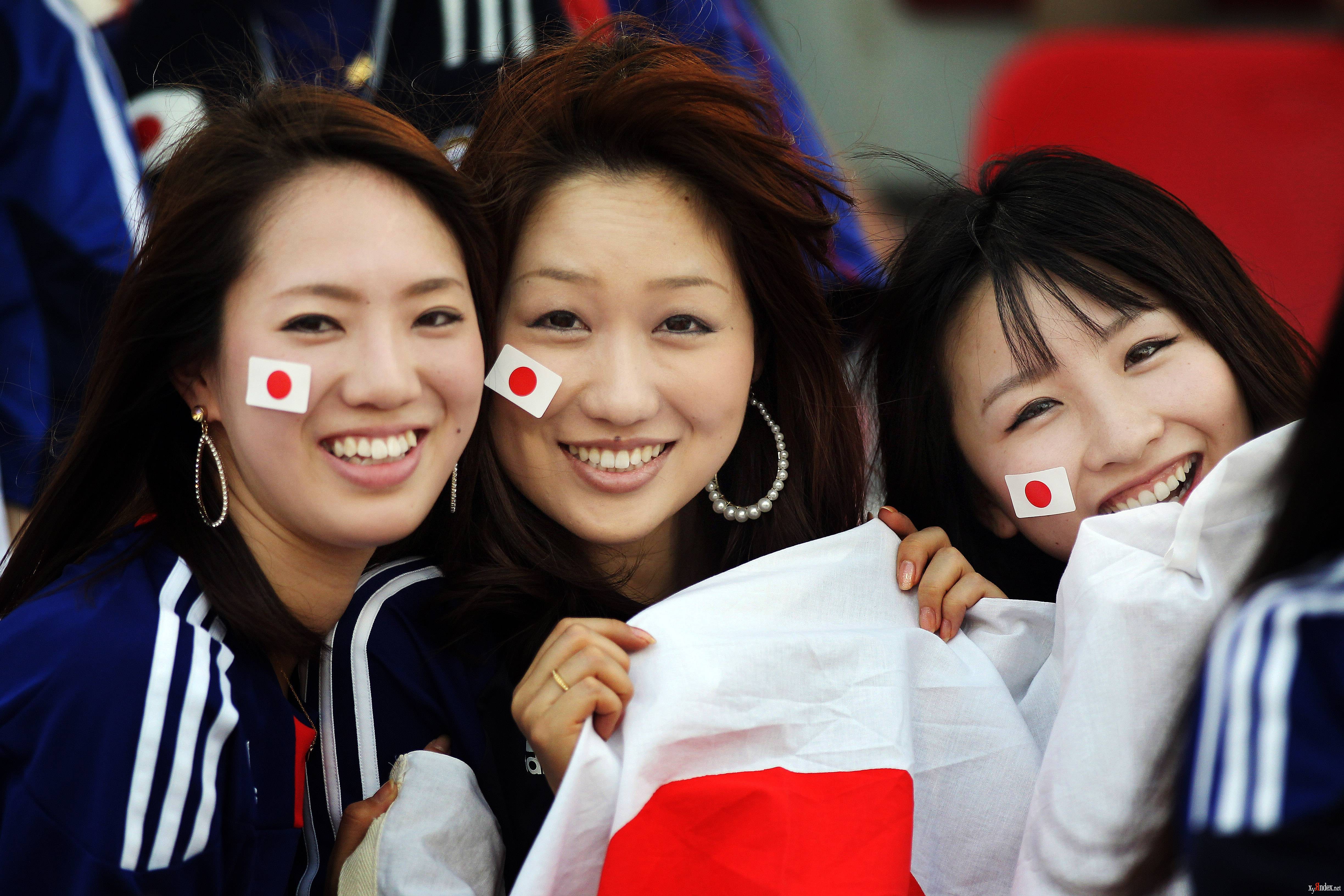 Japan fans. Японские фанатки. Японские болельщицы. Футбольная болельщица Японии. Корейские болельщицы.